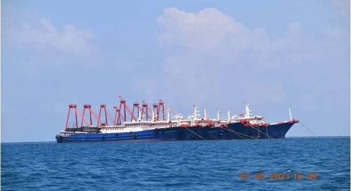 hon-200-tau-trung-quoc-don-ve-mot-noi-tren-bien-dong