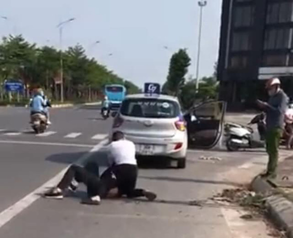 ky-luat-dai-uy-cong-an-dung-nhin-tai-xe-taxi-bi-thuong-vat-lon-voi-ten-cuop